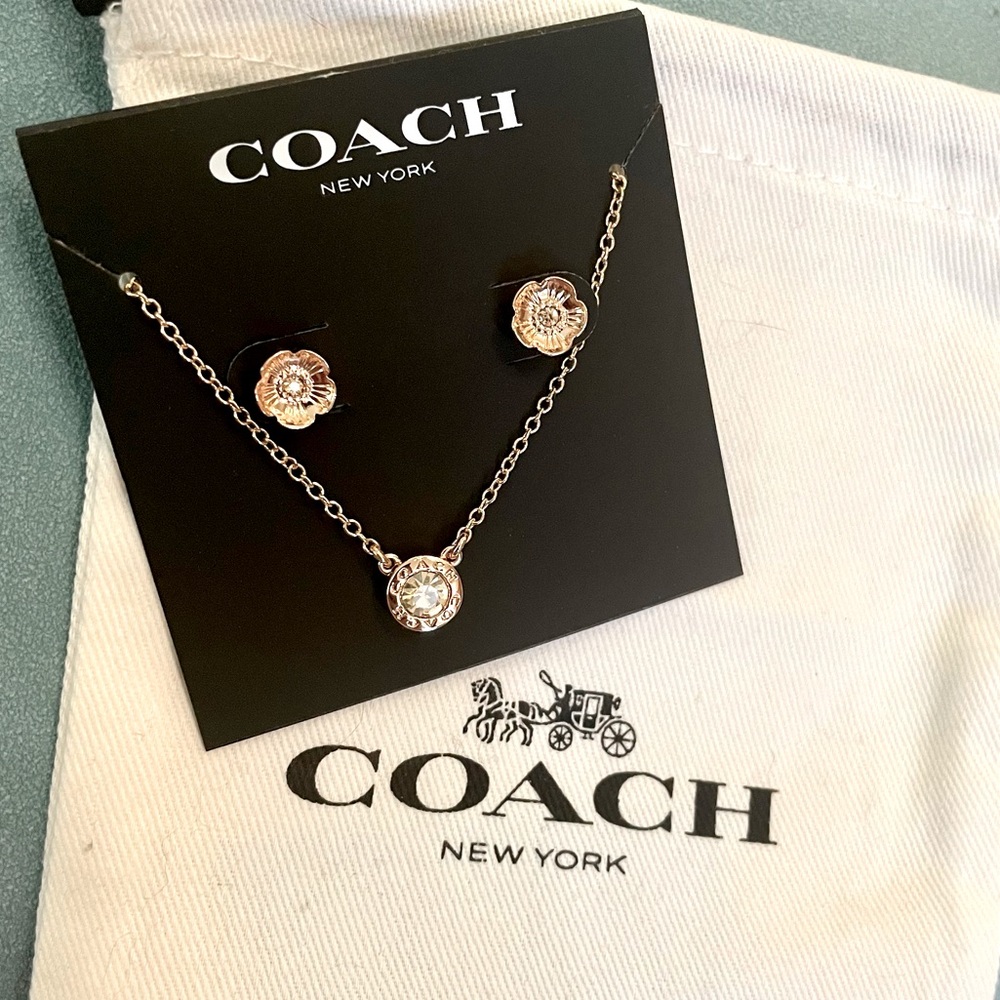 COACH Open Circle Pendant Necklace with Tea Rose Stud Set in Rose Gold NEW NWT